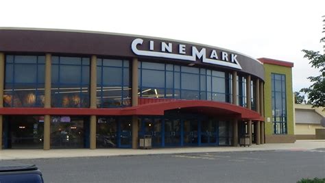 Cinemark Hazlet 12 .